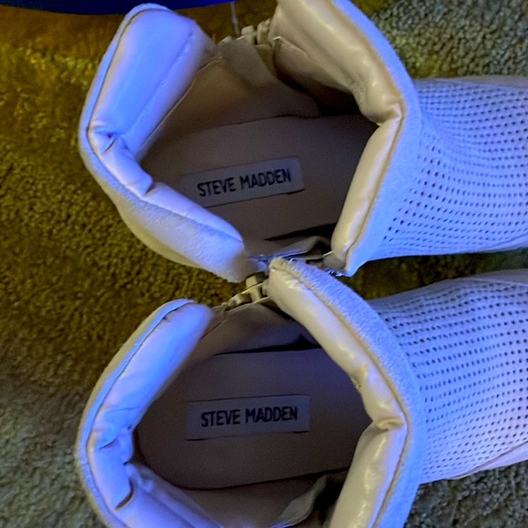 Steve Madden suede 6.5B wedge booties - Picture 6 of 7